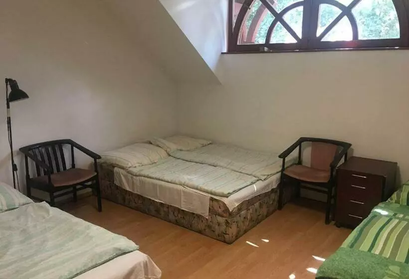 ユースホステル Göncölház