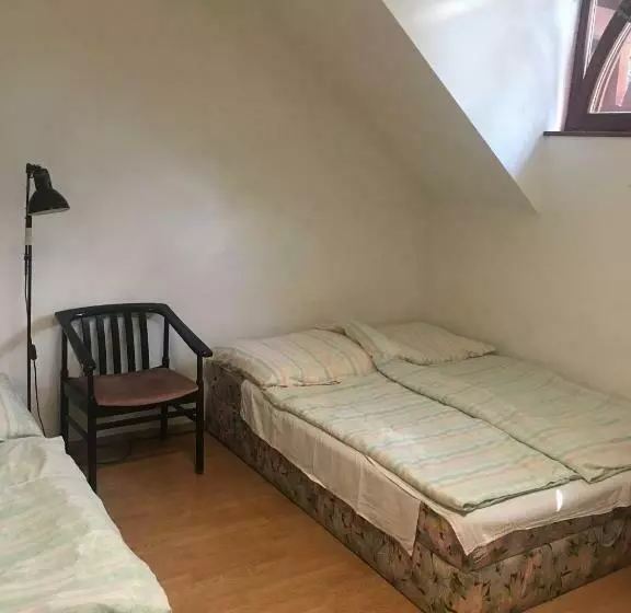 ユースホステル Göncölház