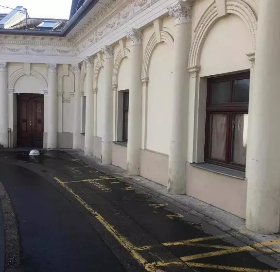 ユースホステル Göncölház