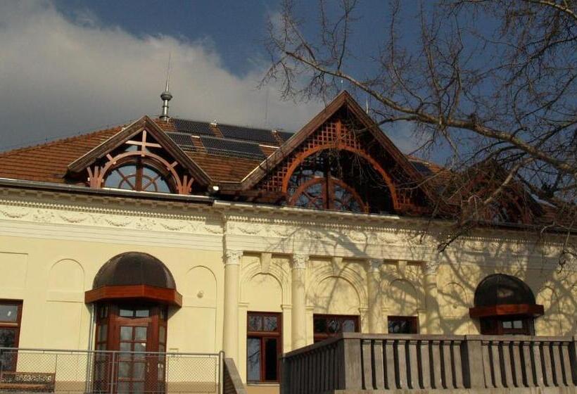 هاستل Göncölház