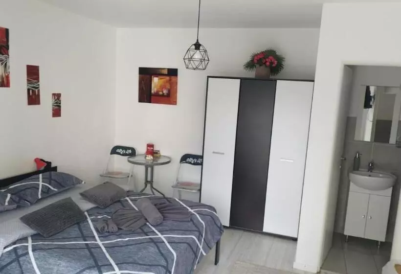 Retkeilymaja Vila Ana