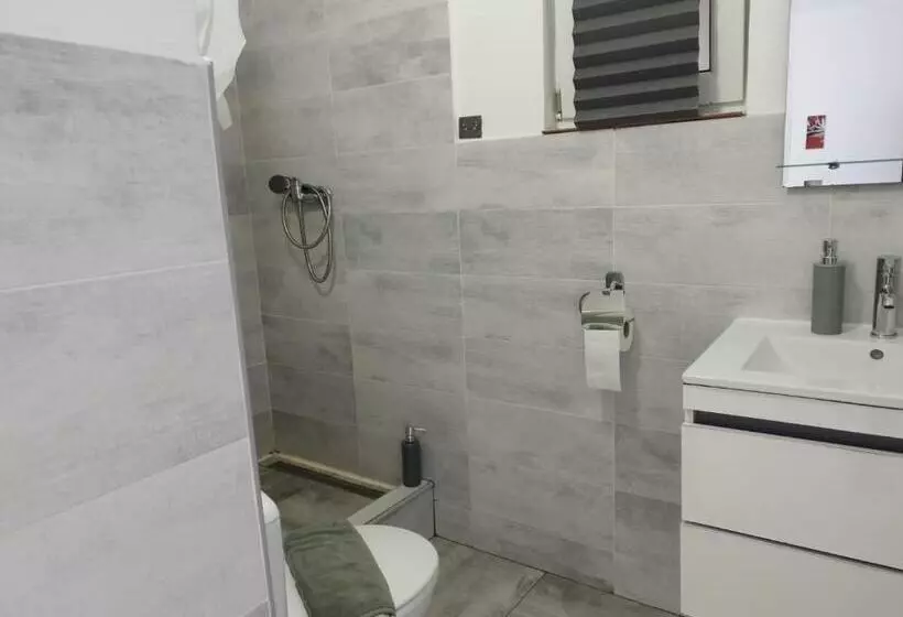 Retkeilymaja Vila Ana