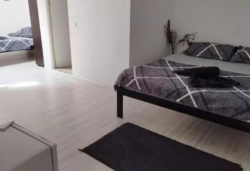 Retkeilymaja Vila Ana