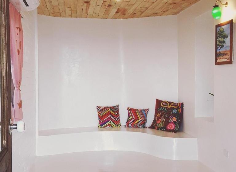 リゾートホテル Maliblues Bed & Art Gallery