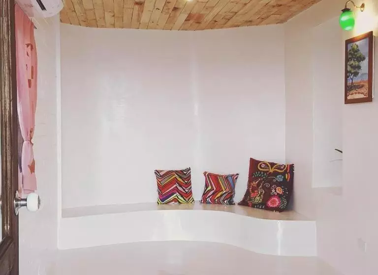 リゾートホテル Maliblues Bed & Art Gallery