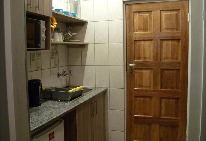 Bed and Breakfast Little Umhlanga. Sunflower Suite