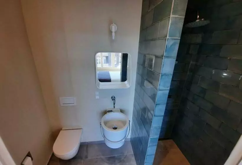 تختخواب و صبحانه Roomwest