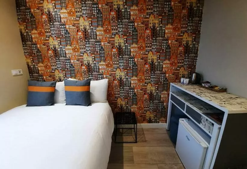 تختخواب و صبحانه Roomwest