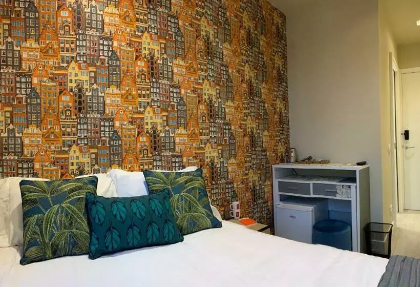 تختخواب و صبحانه Roomwest