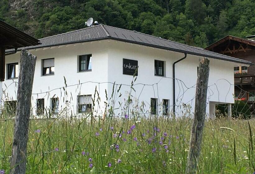 Oskar Apartments