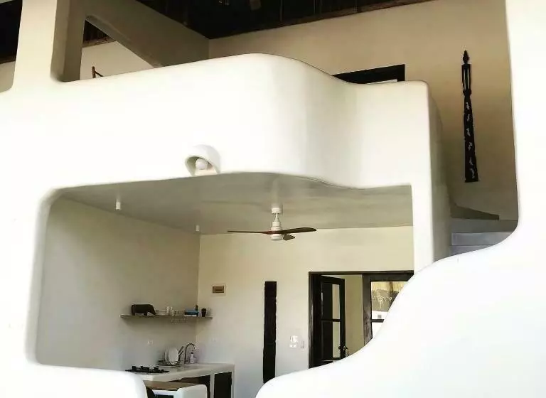 هتل Parrots Boutique Resort