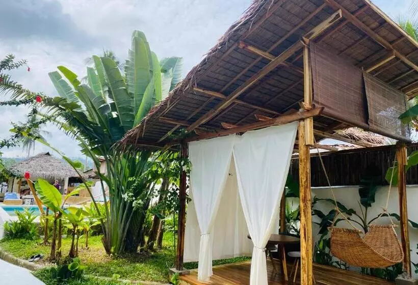 هتل Parrots Boutique Resort