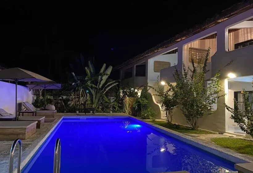 هتل Parrots Boutique Resort