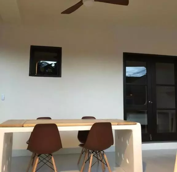 هتل Parrots Boutique Resort
