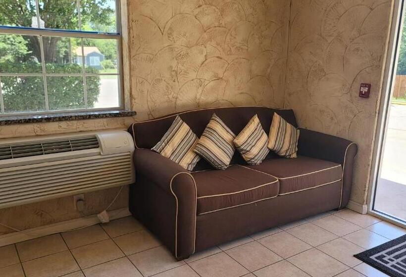 Motel Benbrook Inn & Suites