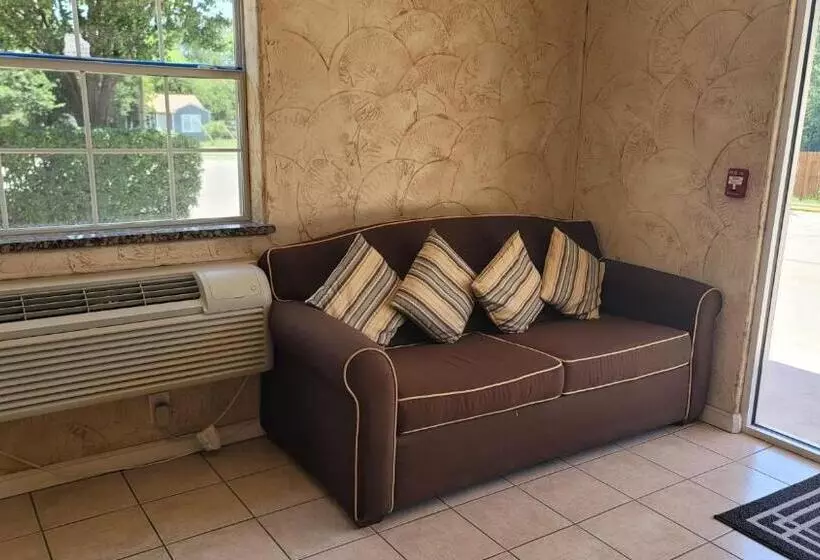 Motelli Benbrook Inn & Suites