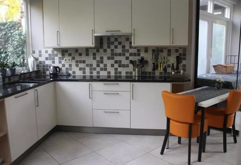 تختخواب و صبحانه Tisoke