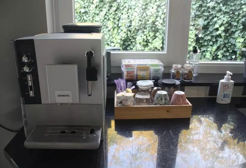 تختخواب و صبحانه Tisoke