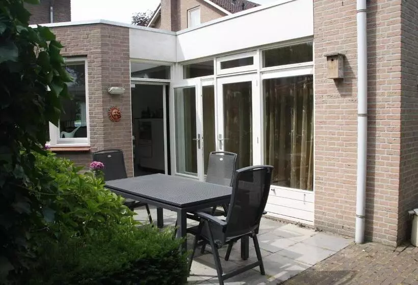 تختخواب و صبحانه Tisoke