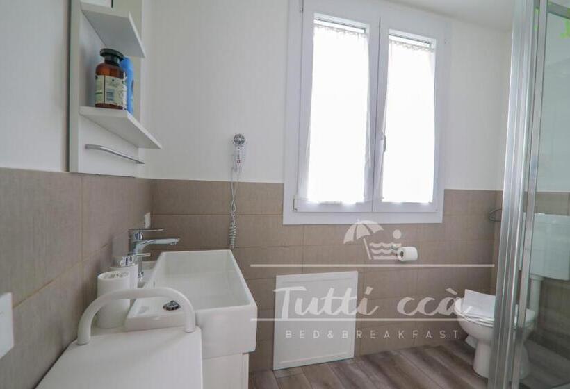 تختخواب و صبحانه Tutti Ccà Airport Rooms