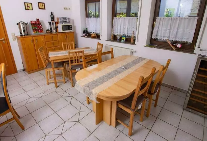 Aamiaismajoitus (B&B) Weingut Christian Bucher