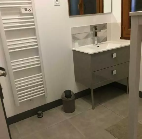 Aamiaismajoitus (B&B) Sous La Tour