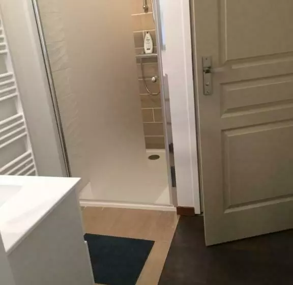 Aamiaismajoitus (B&B) Sous La Tour