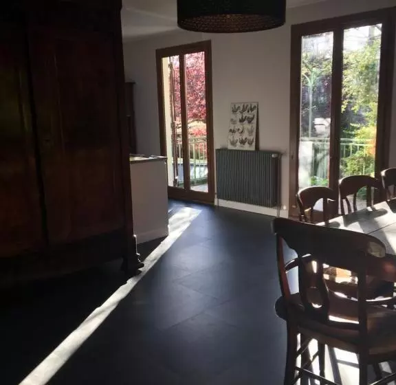 Aamiaismajoitus (B&B) Sous La Tour