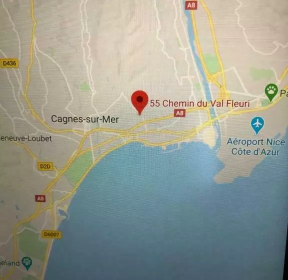 Aamiaismajoitus (B&B) Villa C3 Arthur Rimbaub Chambre D’hôte Piscine Proche Mer Plage 600m