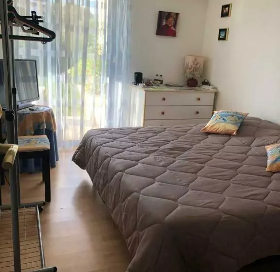 Aamiaismajoitus (B&B) Villa C3 Arthur Rimbaub Chambre D’hôte Piscine Proche Mer Plage 600m