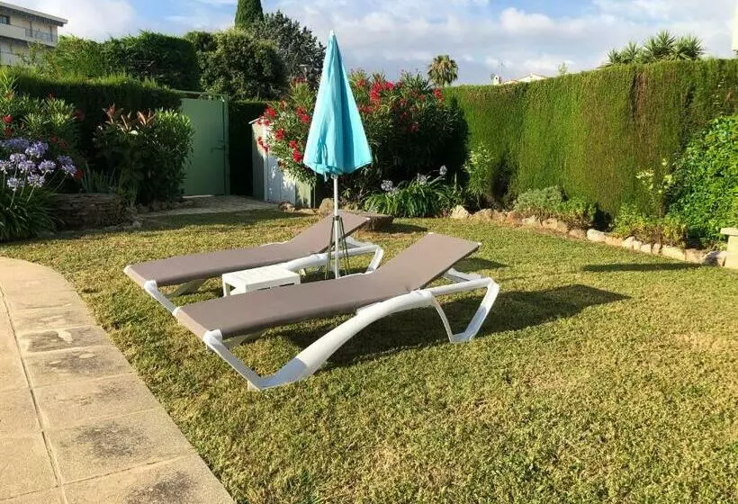 Aamiaismajoitus (B&B) Villa C3 Arthur Rimbaub Chambre D’hôte Piscine Proche Mer Plage 600m