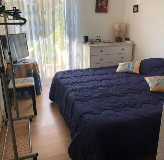 Aamiaismajoitus (B&B) Villa C3 Arthur Rimbaub Chambre D’hôte Piscine Proche Mer Plage 600m