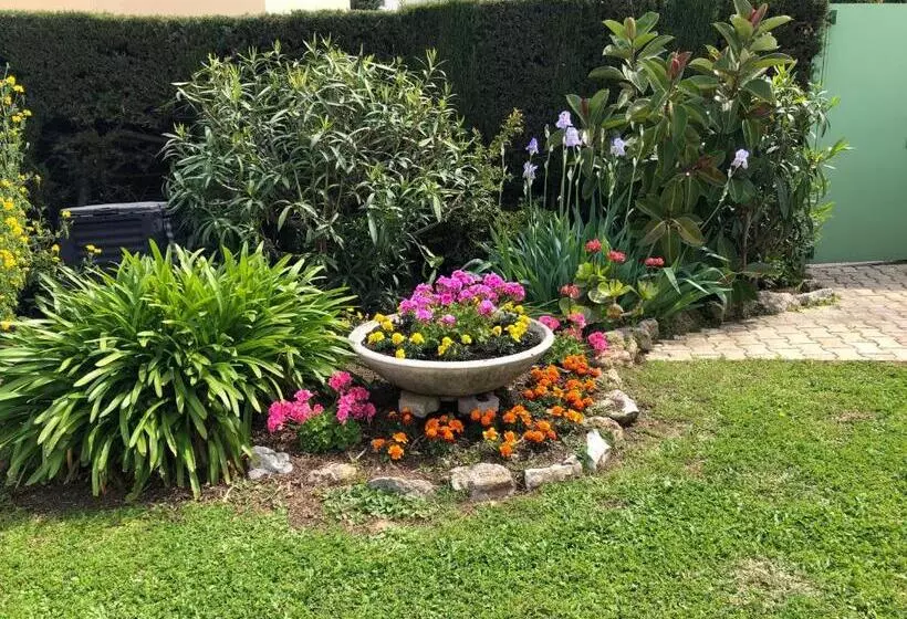 Aamiaismajoitus (B&B) Villa C3 Arthur Rimbaub Chambre D’hôte Piscine Proche Mer Plage 600m