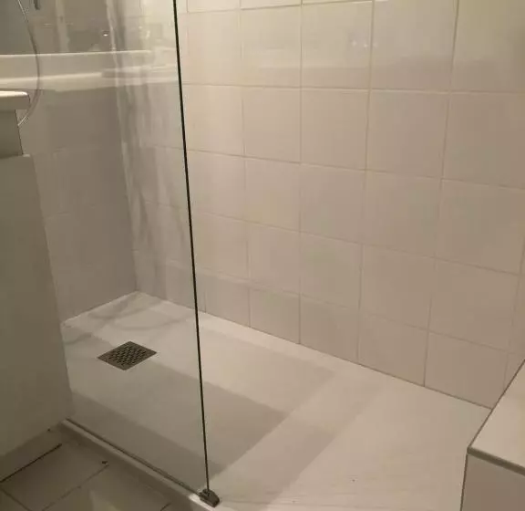 Aamiaismajoitus (B&B) Villa C3 Arthur Rimbaub Chambre D’hôte Piscine Proche Mer Plage 600m