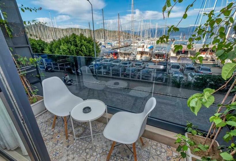 בית מלון כפרי Ece Marina Suites