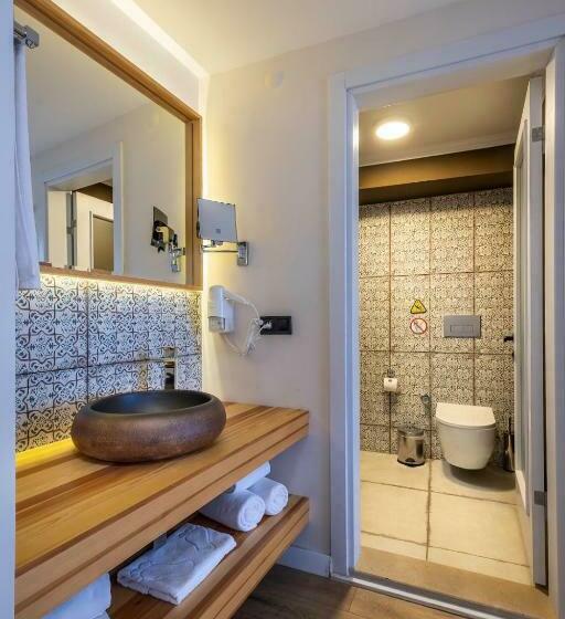 בית מלון כפרי Ece Marina Suites