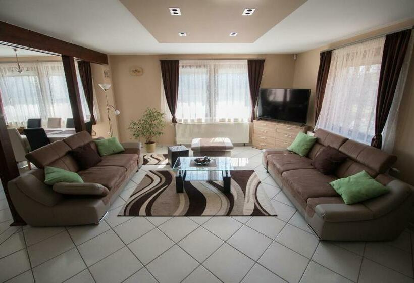 פנסיון Barátkozó Vendégház