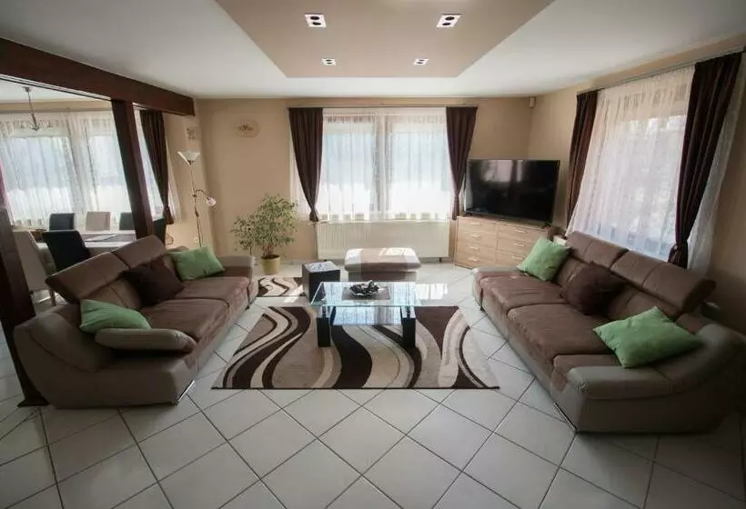 ペンション Barátkozó Vendégház