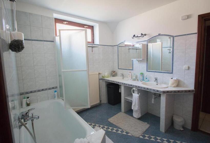 פנסיון Barátkozó Vendégház