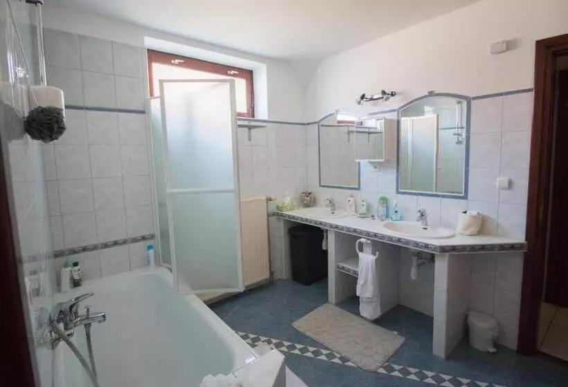 ペンション Barátkozó Vendégház