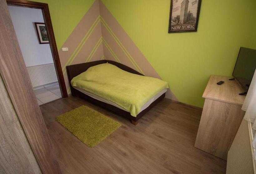 פנסיון Barátkozó Vendégház