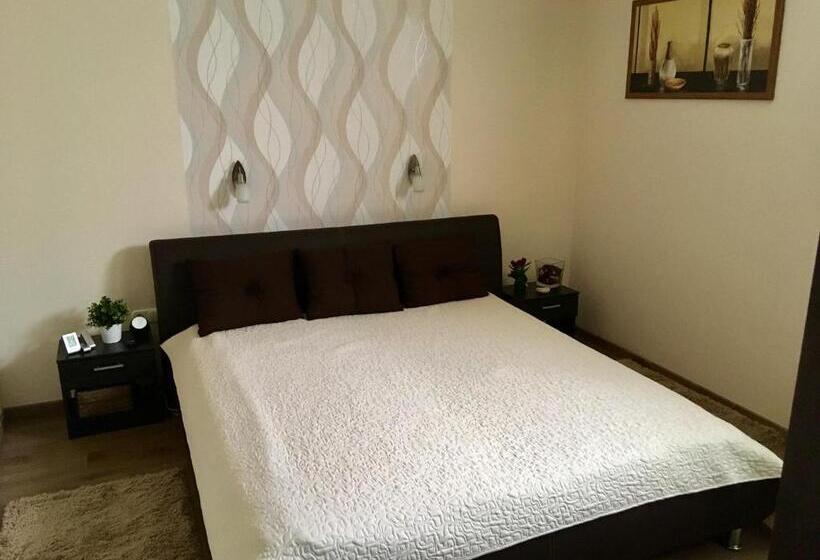 פנסיון Barátkozó Vendégház