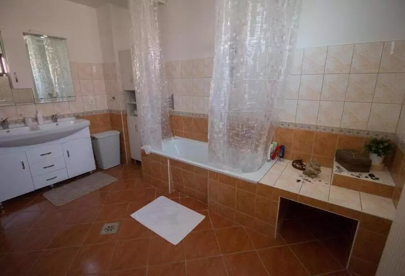 ペンション Barátkozó Vendégház