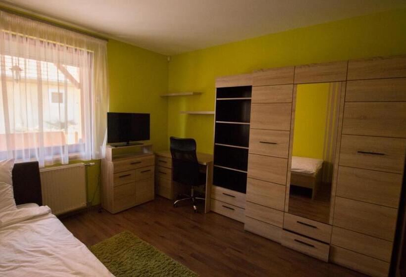 פנסיון Barátkozó Vendégház