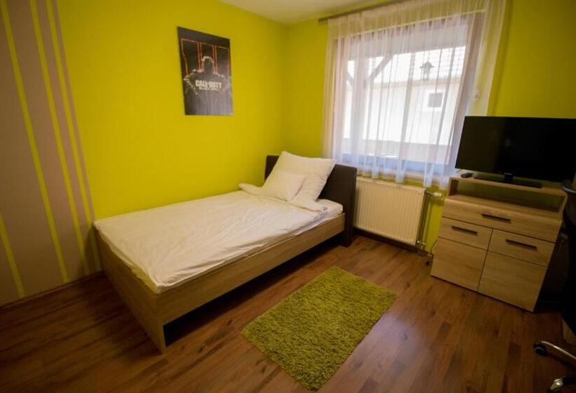 פנסיון Barátkozó Vendégház