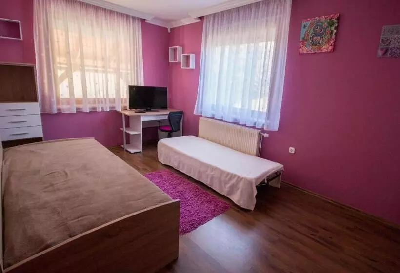 ペンション Barátkozó Vendégház