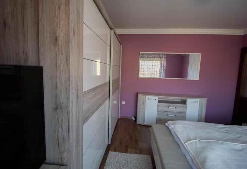 פנסיון Barátkozó Vendégház