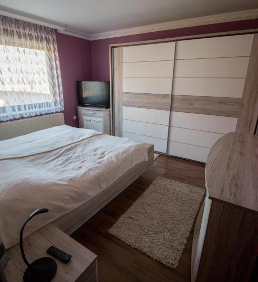 פנסיון Barátkozó Vendégház