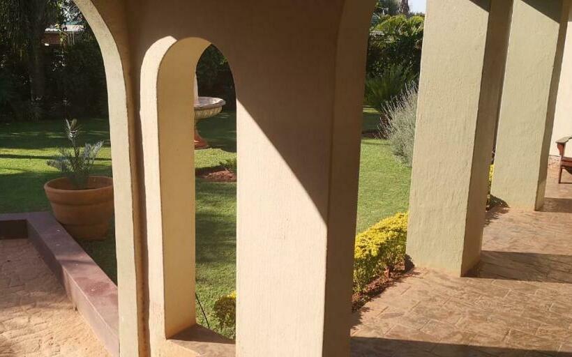 פנסיון Crownhill Guesthouse