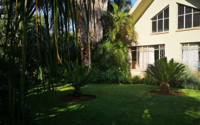 פנסיון Crownhill Guesthouse